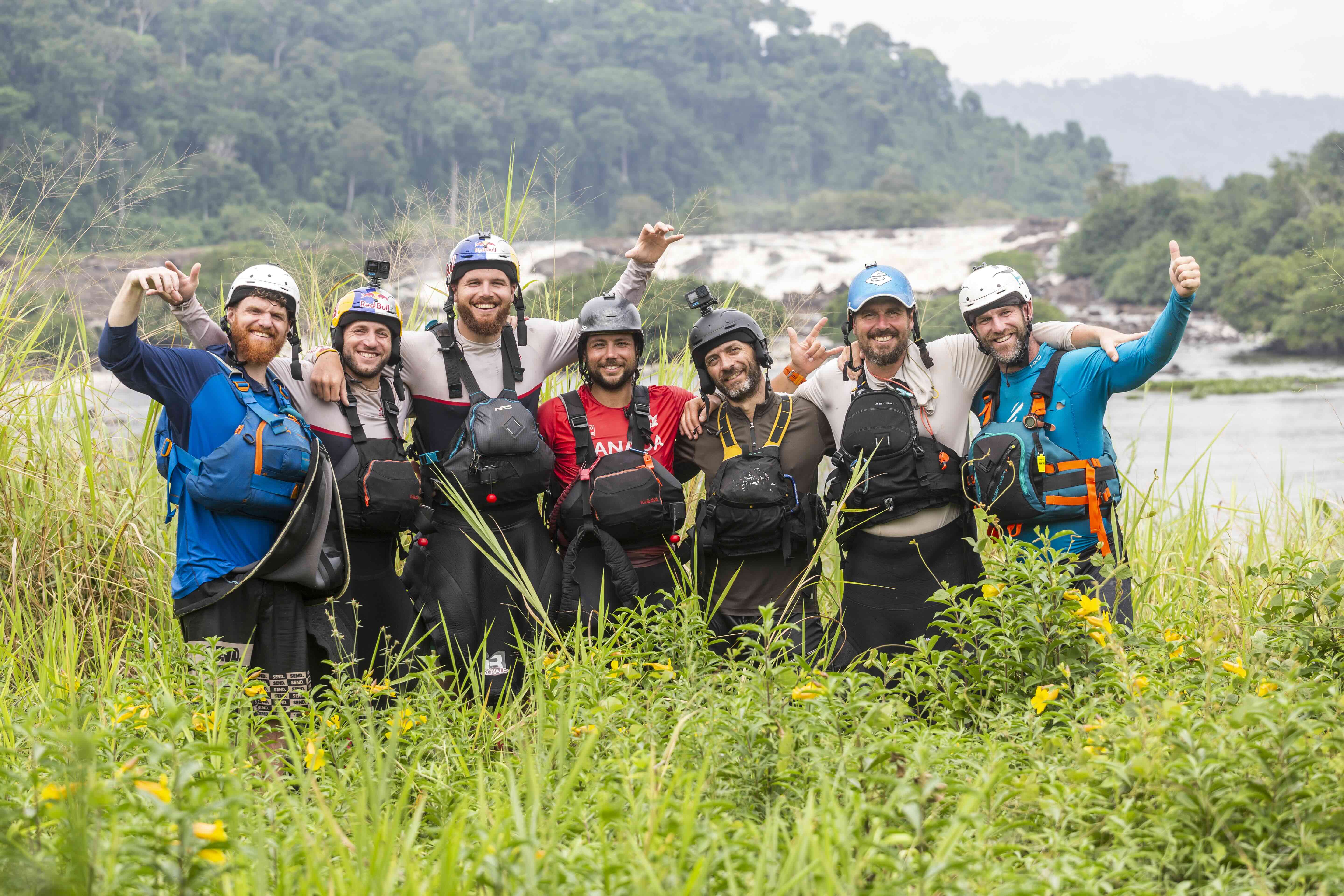 Gruppenbild mit sieben fröhlichen Paddlern